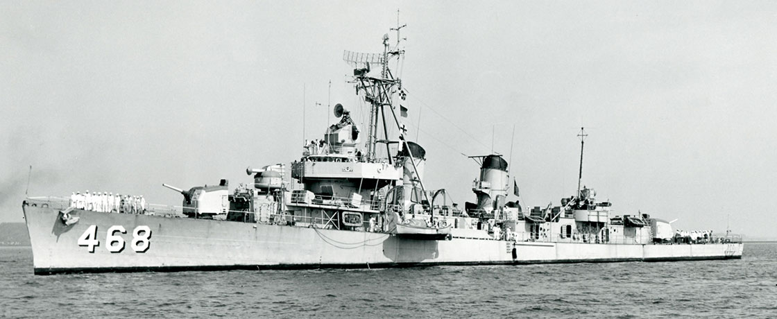The-Ship-Photos-Korea-Ship-with-crew-on-deck